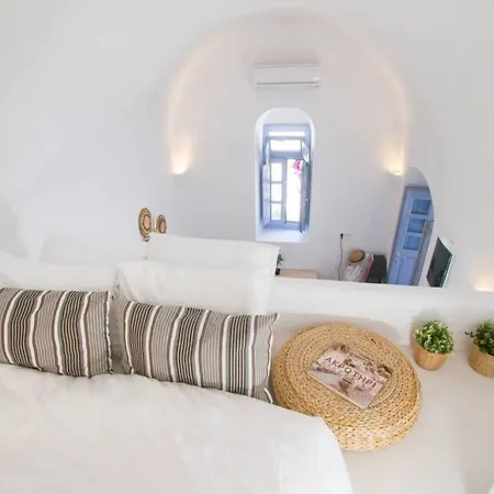 Twin Cave House Oia (Santorini)