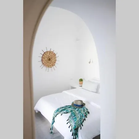Twin Cave House * Oia (Santorini)